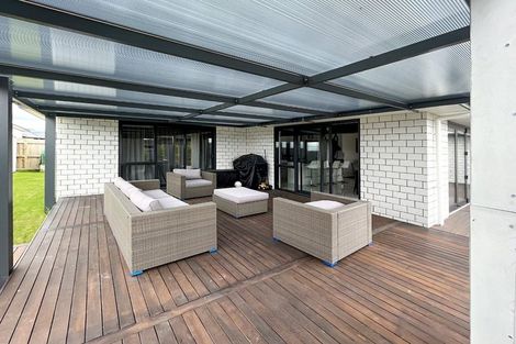 Photo of property in 104 Johnstone Drive, Fitzherbert, Palmerston North, 4410