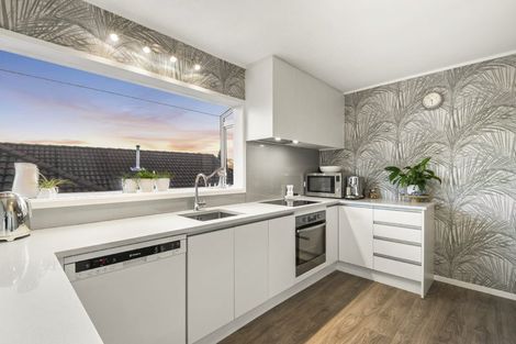 Photo of property in 26 Holdaway Avenue, Northcote, Auckland, 0627