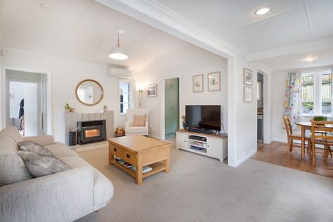 Photo of property in 35 Elmslie Road, Pinehaven, Upper Hutt, 5019