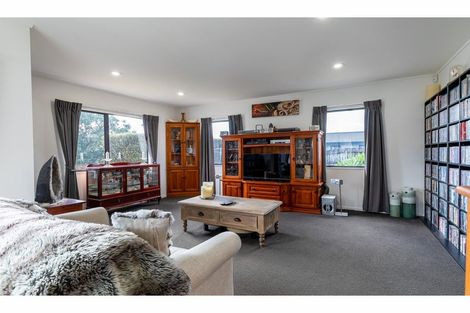 Photo of property in 48 Zefiro Drive, Massey, Auckland, 0614