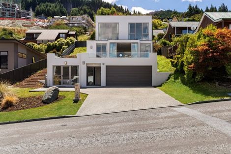 Photo of property in 72 Wynyard Crescent, Fernhill, Queenstown, 9300