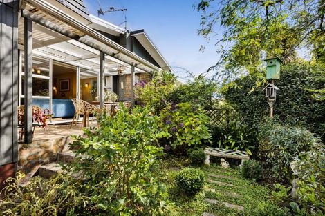 Photo of property in 8 Longview Drive, Merrilands, New Plymouth, 4312