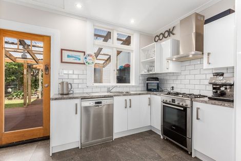 Photo of property in 75 Marine Parade, Eastbourne, Lower Hutt, 5013