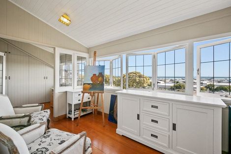 Photo of property in 124 Pendarves Street, New Plymouth, 4312