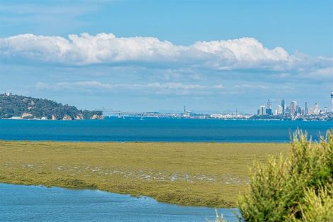Photo of property in 215 West Harbour Drive, West Harbour, Auckland, 0618