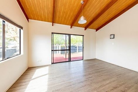 Photo of property in 2/40 Hollyford Drive, Clover Park, Auckland, 2105
