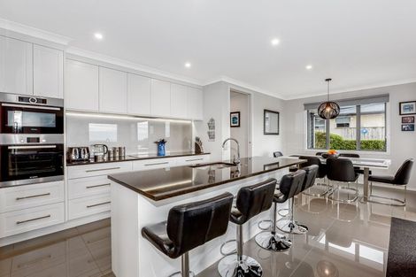 Photo of property in 7 Manapouri Lane, Aotea, Porirua, 5024