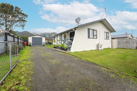 Photo of property in 318 Wellington Road, Wainuiomata, Lower Hutt, 5014