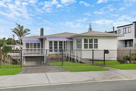 Photo of property in 16 Sylvan Crescent, Te Atatu South, Auckland, 0610