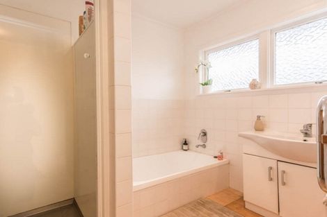 Photo of property in 15 Harrybrook Road, Green Bay, Auckland, 0604