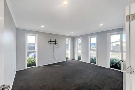 Photo of property in 111 Johnstone Drive, Fitzherbert, Palmerston North, 4410