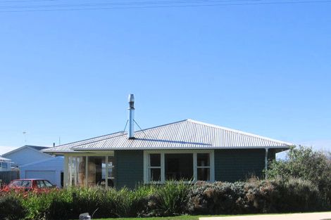 Photo of property in 3 Taylor Street, Foxton Beach, Foxton, 4815