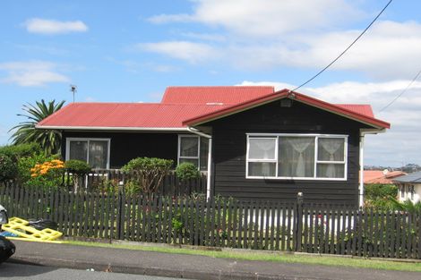 Photo of property in 1/2 Aotea Road, Glen Eden, Auckland, 0602