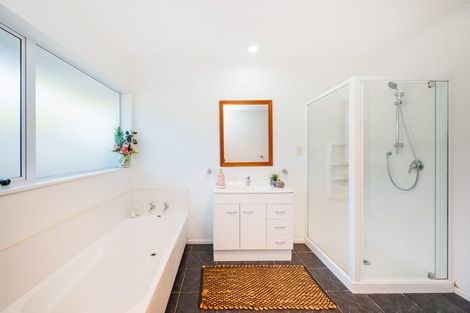 Photo of property in 20 Johnstone Drive, Fitzherbert, Palmerston North, 4410