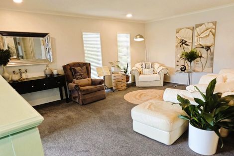 Photo of property in 98 Oaktree Avenue, Browns Bay, Auckland, 0630