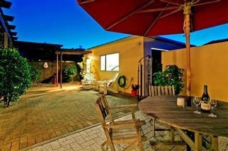 Photo of property in 2/24 Shakespeare Road, Milford, Auckland, 0620