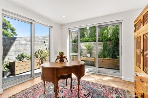 Photo of property in 122 Nicholson Road, Khandallah, Wellington, 6035