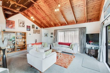 Photo of property in 17 Leiden Place, Totara Vale, Auckland, 0629