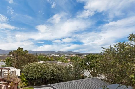 Photo of property in 12 Ozich Avenue, Te Atatu South, Auckland, 0610