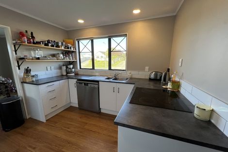 Photo of property in 33 Logan Way, Kelvin Grove, Palmerston North, 4414