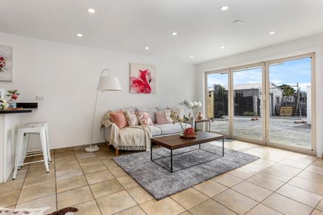 Photo of property in 2/4202a Great North Road, Glendene, Auckland, 0602