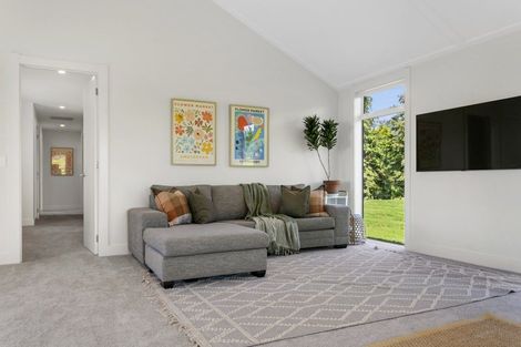 Photo of property in 5 Lens Way, Acacia Bay, Taupo, 3385