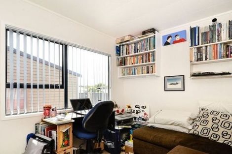 Photo of property in 81 Pupuke Road, Northcote, Auckland, 0627