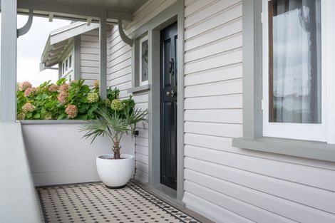 Photo of property in 11 Lawrence Road, Hospital Hill, Napier, 4110