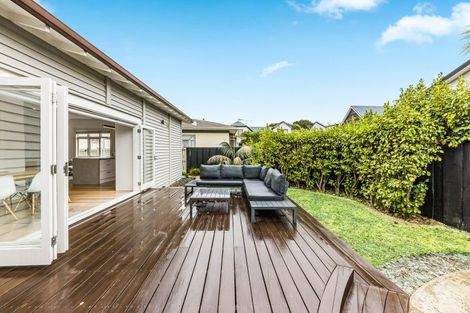 Photo of property in 2/42 Walmer Road, Point Chevalier, Auckland, 1022