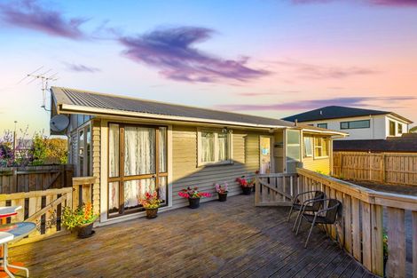 Photo of property in 18 Blue Way, Glendene, Auckland, 0602