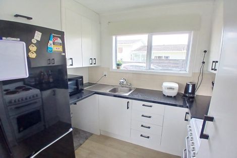 Photo of property in 7c Cheyne Walk, Newlands, Wellington, 6037