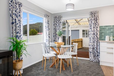 Photo of property in 10 Grimsby Grove, Wainuiomata, Lower Hutt, 5014