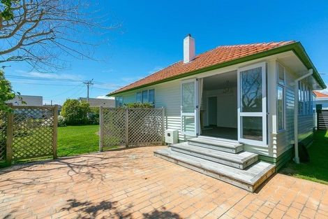 Photo of property in 10 Union Street, Merrilands, New Plymouth, 4312