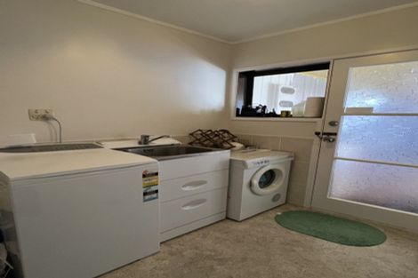 Photo of property in 3 Booralee Avenue, Botany Downs, Auckland, 2010