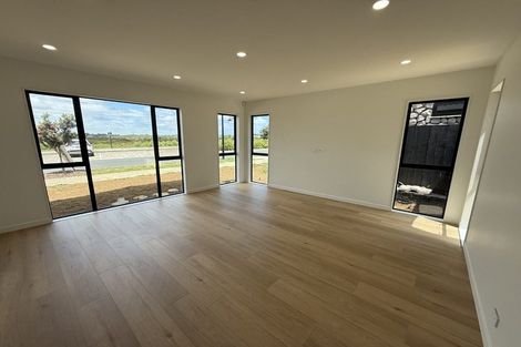 Photo of property in 21 Catalina Avenue, Rosehill, Papakura, 2113