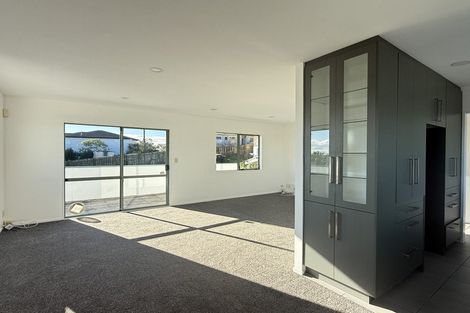 Photo of property in 2/4 Stanley Road, Glenfield, Auckland, 0629