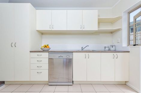 Photo of property in 28 Ginders Drive, Massey, Auckland, 0614