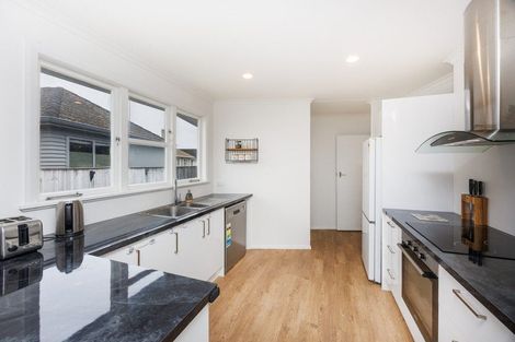 Photo of property in 6 Esk Street, Roslyn, Palmerston North, 4414