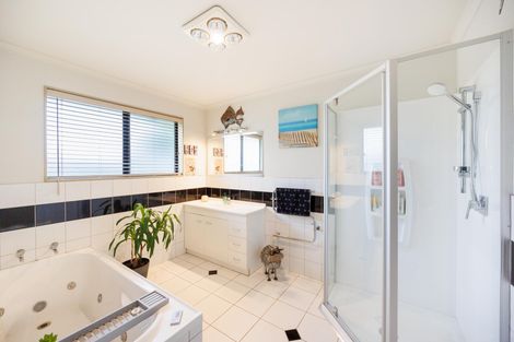 Photo of property in 12 Walnut Grove, Kelvin Grove, Palmerston North, 4414