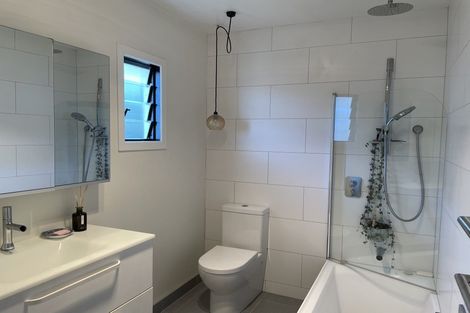 Photo of property in 28 Harbour View Road, Te Atatu Peninsula, Auckland, 0610