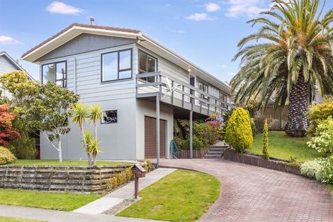 Photo of property in 10 Albatross Close, Whitby, Porirua, 5024