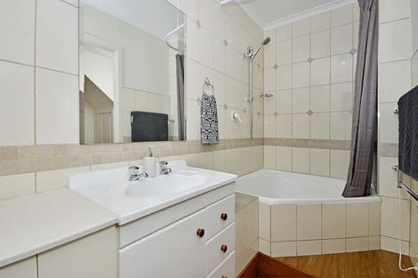 Photo of property in 20 Geoffrey Road, Torbay, Auckland, 0630