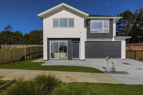 Photo of property in 16 Barrique Road, Kumeu, 0810