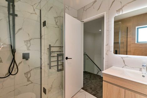 Photo of property in 17e Martin Place, Kelston, Auckland, 0602