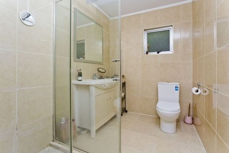 Photo of property in 1/114 Sunset Road, Unsworth Heights, Auckland, 0632