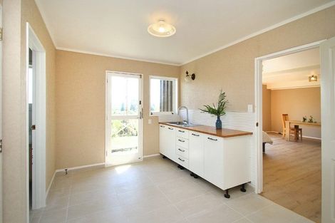 Photo of property in 11 Rika Place, Kawaha Point, Rotorua, 3010