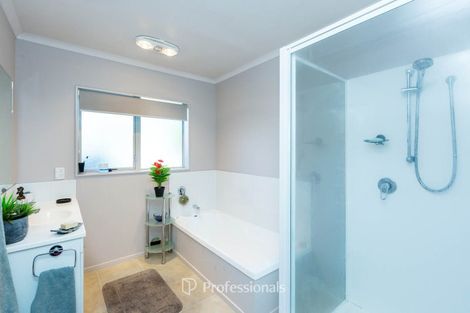 Photo of property in 10 Mcewen Crescent, Riverstone Terraces, Upper Hutt, 5018