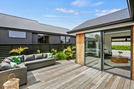 Photo of property in 11 Donnelly Street, Oakura, 4314