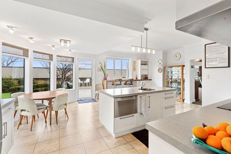 Photo of property in 18 South Road, Moturoa, New Plymouth, 4310