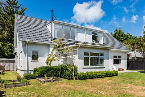 Photo of property in 28 Black Rock Road, Newlands, Wellington, 6037